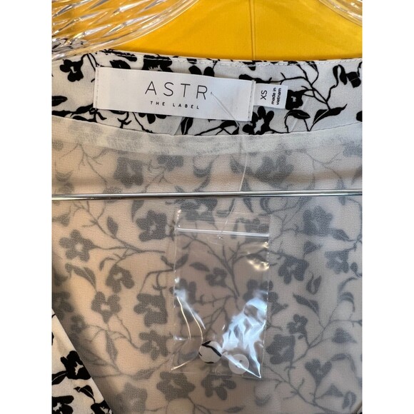 ASTR Floral Ditsy Blouse Top Womens XS Ivory Black Button Front Long Sleeve NWT - Picture 6 of 12